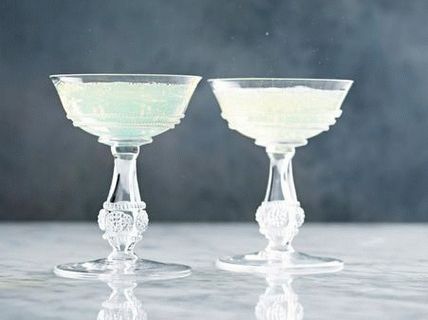 Cóctel de champán y ajenjo por la tarde