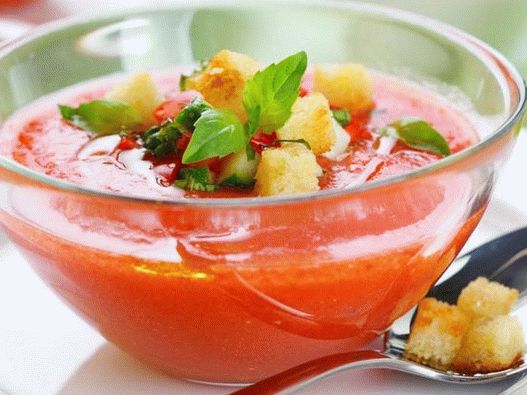 Gazpacho - versión de verano del primer plato: sopa de verduras fría española, a menudo a base de tomate