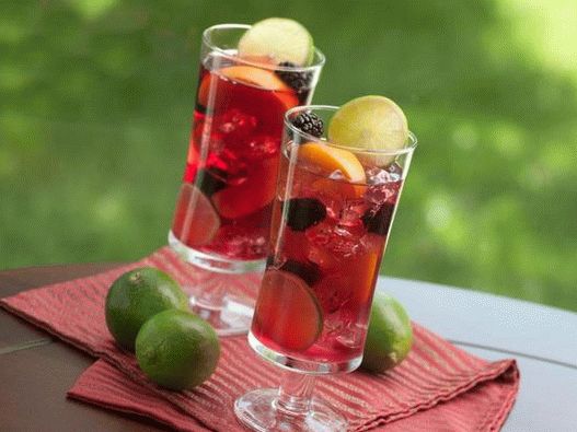 La sangría es una manera fácil y efectiva de usar la fruta en forma de bebida