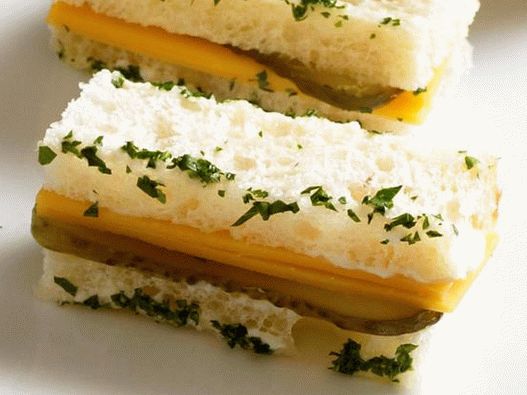 31. Sandwich con queso cheddar y pepino en vinagre