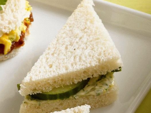 3. Sandwich con mantequilla y pepino
