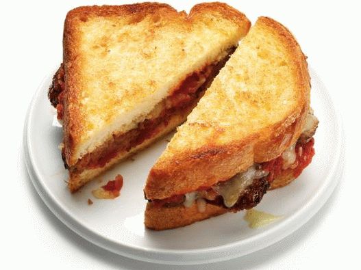 18. Sándwiches calientes de queso y albóndigas