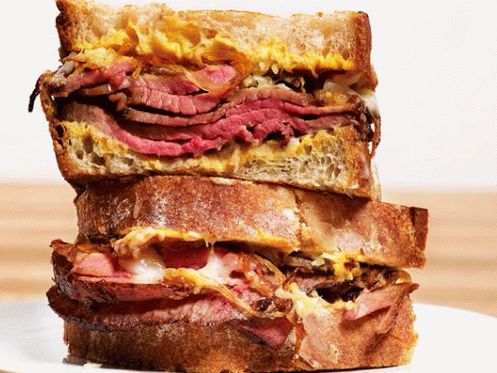 Panini de carne asada con cebolla