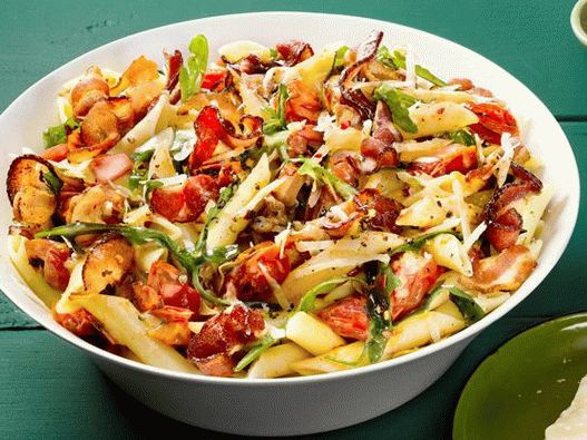 Pasta con tomate y tocino (No. 18)