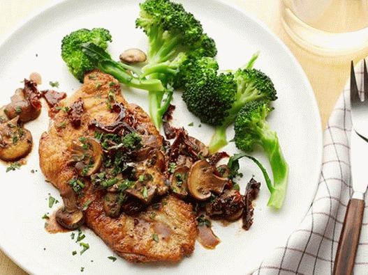 No. 46: pollo frito en una sartén con salsa de champiñones No. 46: pollo frito en una sartén con salsa de champiñones