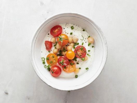Con garbanzos: garbanzos, tomates cherry, sal de cereal y cebollín