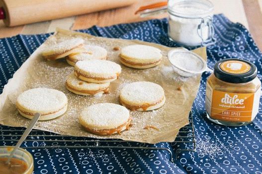 Foto Alfahor - una galleta sándwich con una capa de caramelo