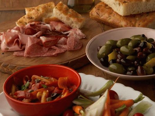 Foto de Antipasti de pimientos al horno, pinzimonio y aceitunas en escabeche