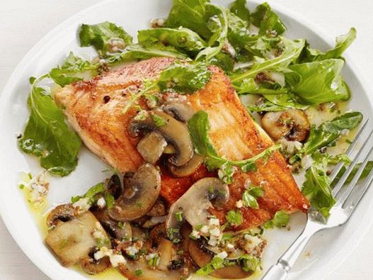 Foto carbón ártico con champiñones fritos