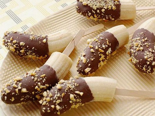 Foto de una banana en glaseado de chocolate en un palo