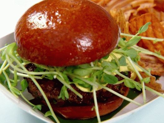 Foto chuleta de cordero para hamburguesa y salsa griega