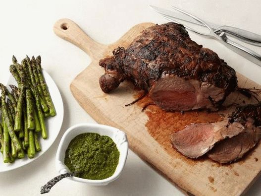 Foto de una pierna de cordero a la parrilla con salsa de chimichurri de espárragos y menta