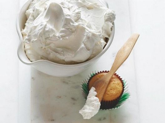 Foto crema de aceite de proteína en el merengue italiano