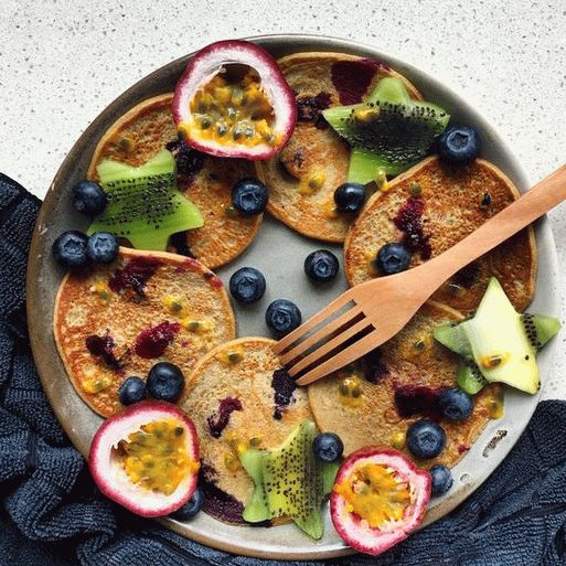 Foto panqueques de avena sin gluten con arándanos