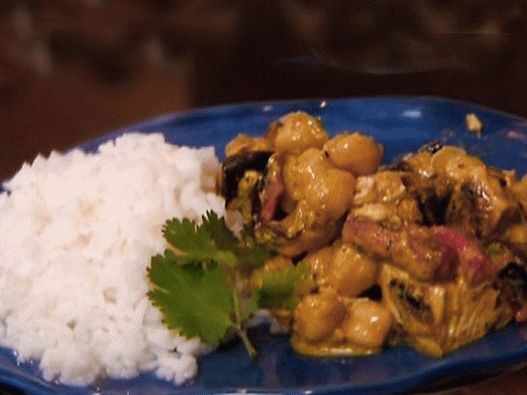 Foto pollo rápido con curry y garbanzos