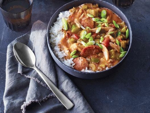 Foto sopa rápida de gumbo con pollo a la parrilla