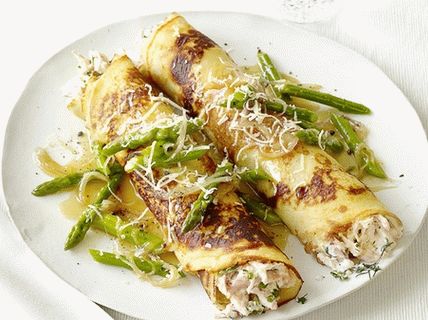 Foto Panqueques con pollo, queso y espárragos