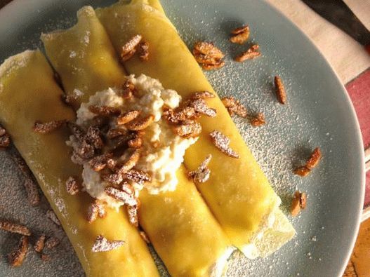 Panqueques de fotos con ricotta de limón y almendras confitadas