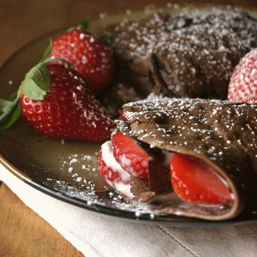 Foto Panqueques con chocolate, fresas y salsa de caramelo