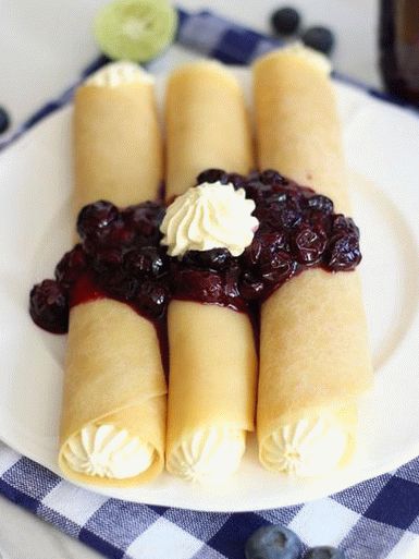 Foto Panqueques con crema pastelera y arándanos