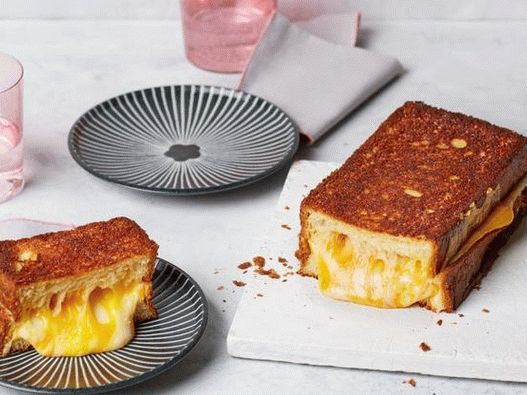Foto del plato: un sándwich gigante de queso caliente para una gran empresa