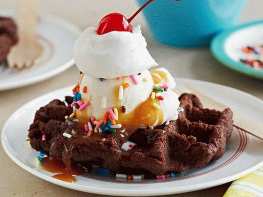 Foto del plato - Sande - postre de gofres de brownie de chocolate con helado