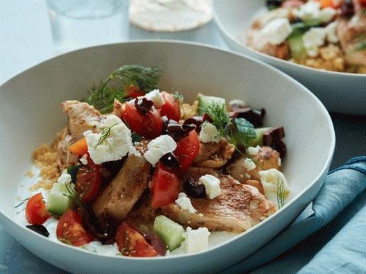 Photo Bowl con pollo y cuscús en una olla de cocción lenta