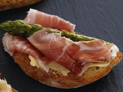 Foto de Bruschett con jamón y espárragos