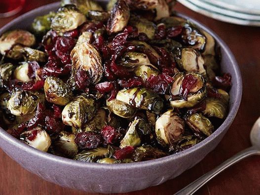 Foto coles de Bruselas con vinagre balsámico y arándanos