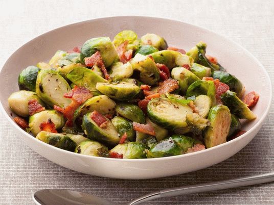 Foto coles de Bruselas con tocino