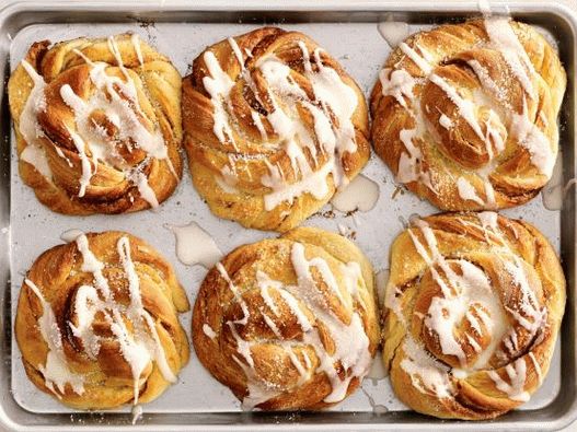 Foto de Twist Buns in Glaze