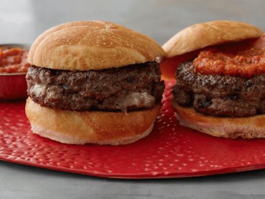 Foto hamburguesa de adentro hacia afuera con tomate y salsa de tomate Worcester