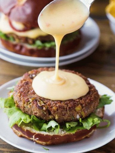 Foto de una hamburguesa estilo Santa Fe con salsa de queso