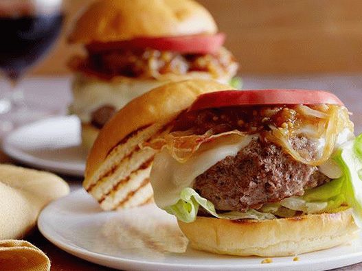 Foto hamburguesa con queso Taleggio, panceta y cebolla y salsa de mostaza