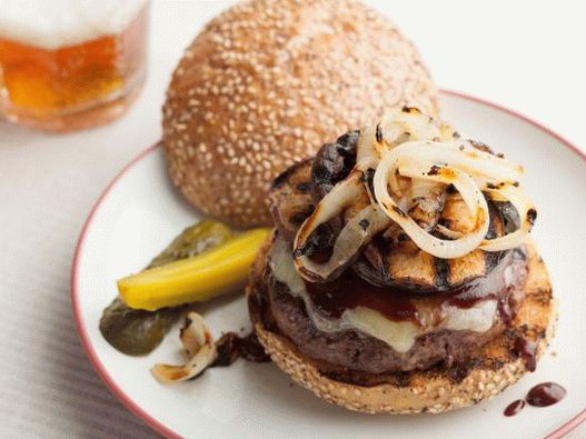 Foto hamburguesas con chuletas en una tabla de cedro