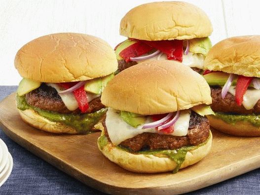 Foto hamburguesas con salsa verde y queso Pepper Jack