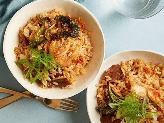 Foto Arroz integral con champiñones y kimchi