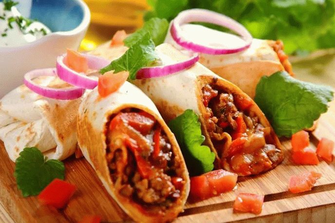 Burrito con pollo picado