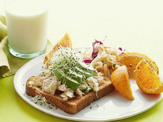 Foto Sandwich con atún, aguacate y naranja con guarnición de Cole Slow