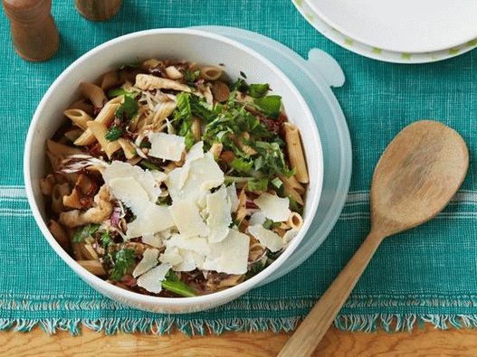 Foto Pasta integral con pollo y hierbas