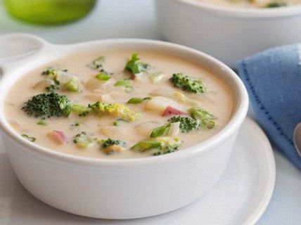 Foto de una sopa con brócoli y queso cheddar