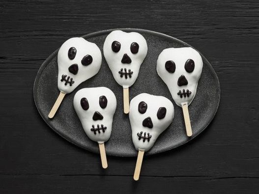 Foto de una calavera de pera en glaseado de chocolate blanco