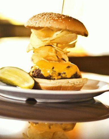 Foto hamburguesa con queso con papas fritas