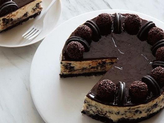 Foto de tarta de queso con galletas Oreo y glaseado de chocolate
