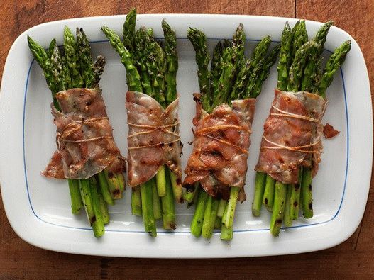 Espárragos en tocino