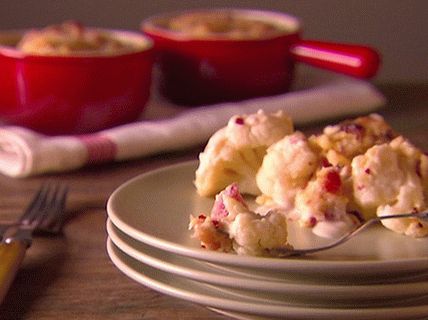 Foto de coliflor con parmesano y panceta, al horno con salsa de leche