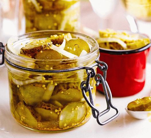Foto pepinos caseros encurtidos con rodajas de rábano picante