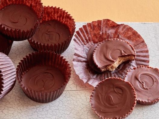 Foto de dulces de chocolate caseros rellenos de mantequilla de maní