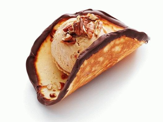 Foto tacos caseros con cobertura de helado y salsa de chocolate