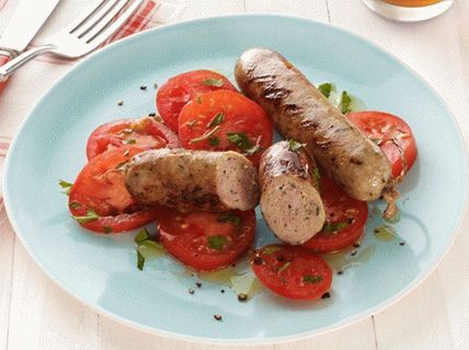 Foto pollo casero y salchicha de queso feta